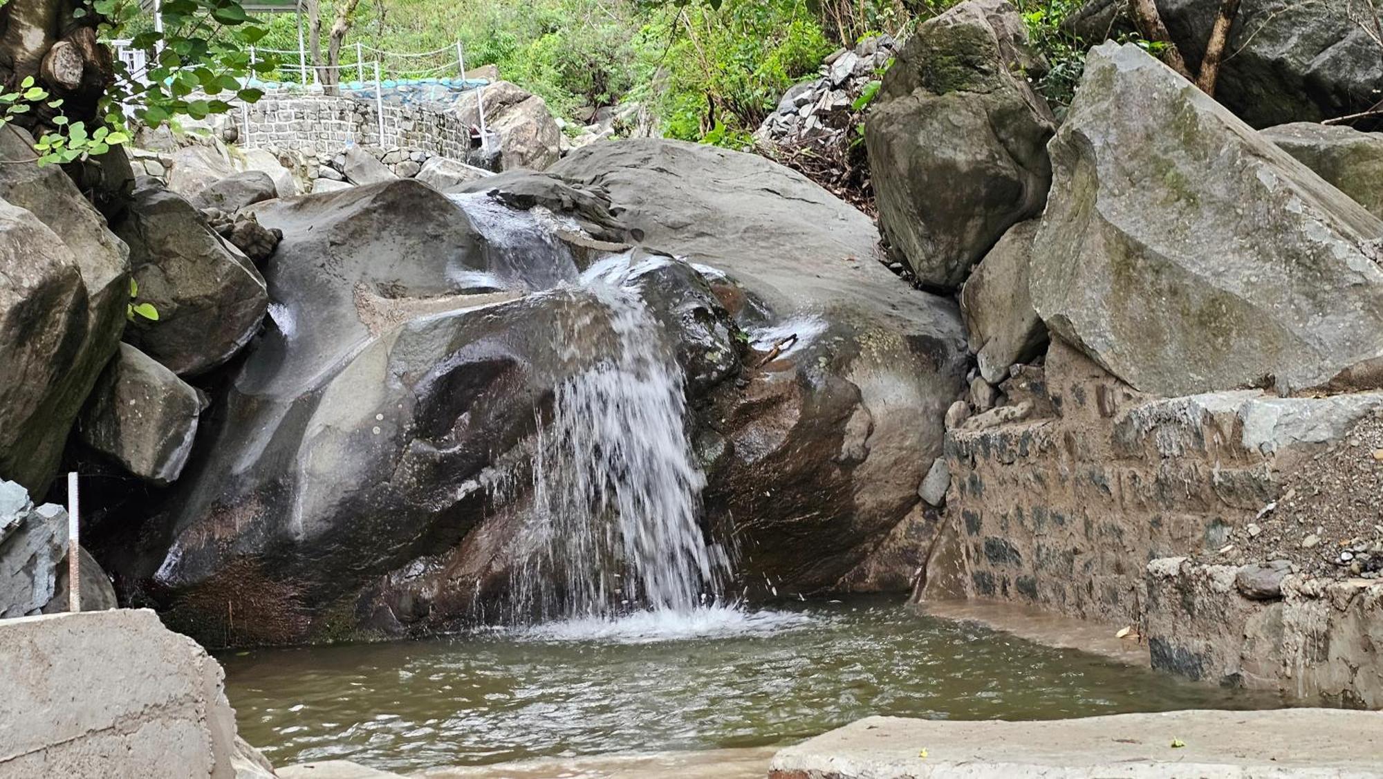 On The Rocks Hotel กัสซอลี ภายนอก รูปภาพ