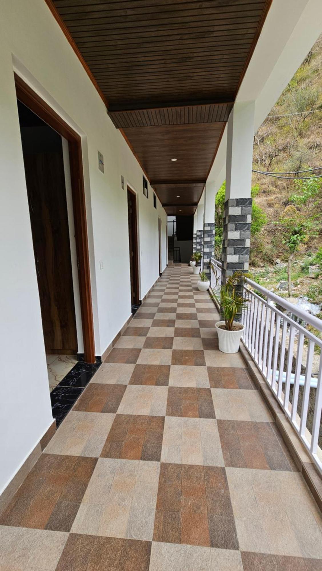 On The Rocks Hotel กัสซอลี ภายนอก รูปภาพ